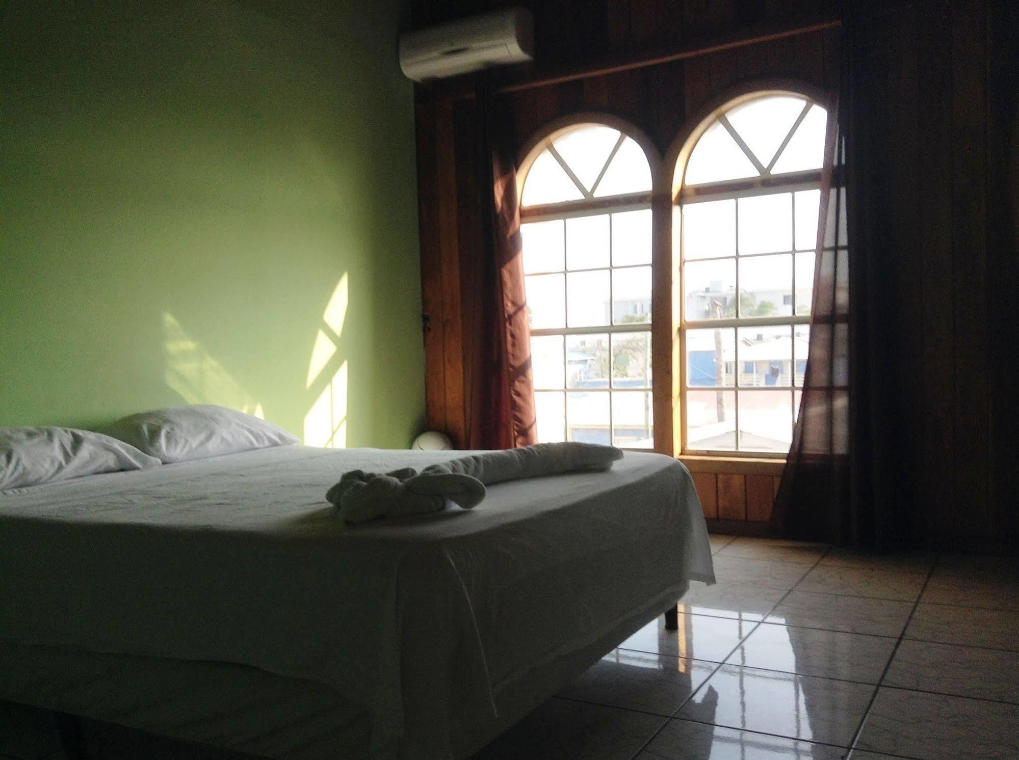 Amelia Guest House Сан Педро Екстериор снимка