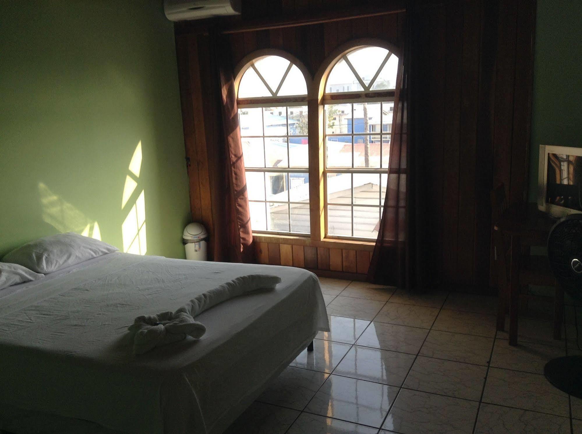 Amelia Guest House Сан Педро Екстериор снимка