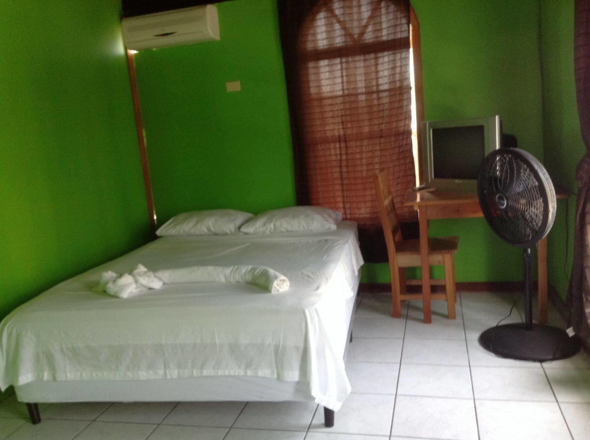 Amelia Guest House Сан Педро Екстериор снимка